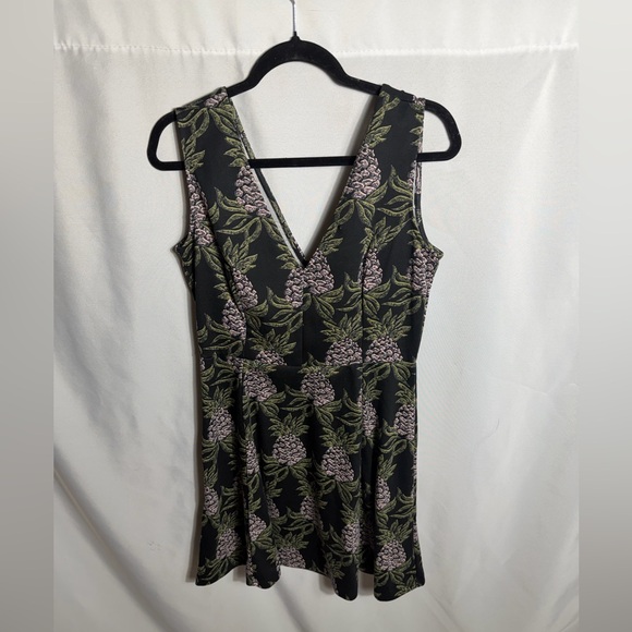H&M Dresses & Skirts - H&M Black Sleeveless Floral Skater Dress V Neck Pinecone Print Women’s L